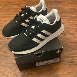 Adidas Black&White running tennis shoes. Suede details.